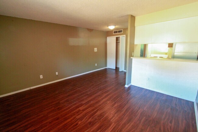Building Photo - Charming 1-Bedroom, 1-Bath 4-Plex Unit Nea...