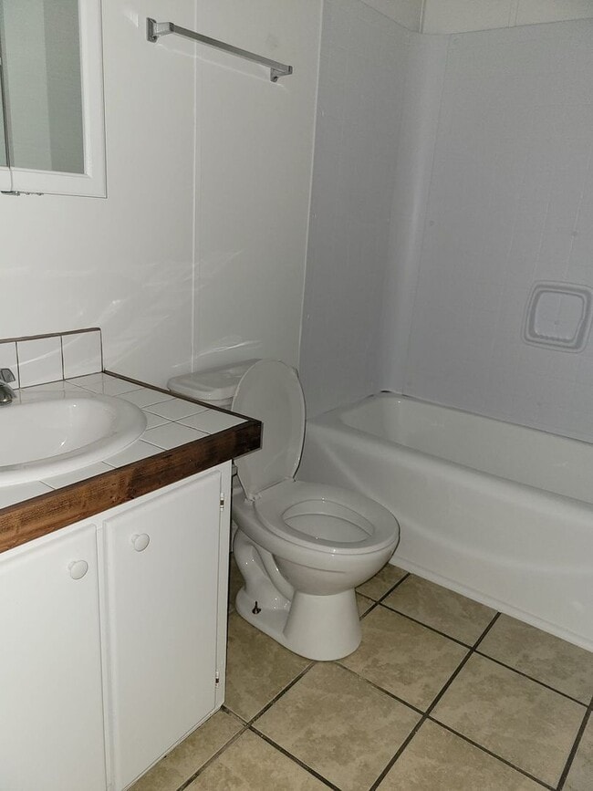 Building Photo - Ready to Move in!