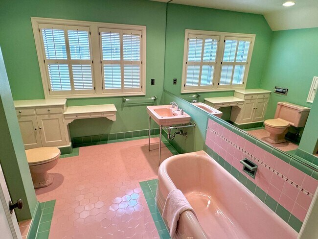 Building Photo - Alameda Neighborhood Pristine Tudor Home, Downtown Views, All The Amenities - A Must See!