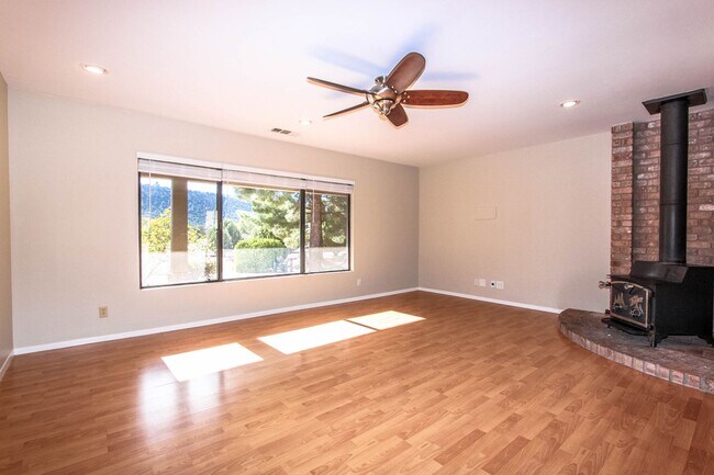 Building Photo - Sedona Three bedroom Home!