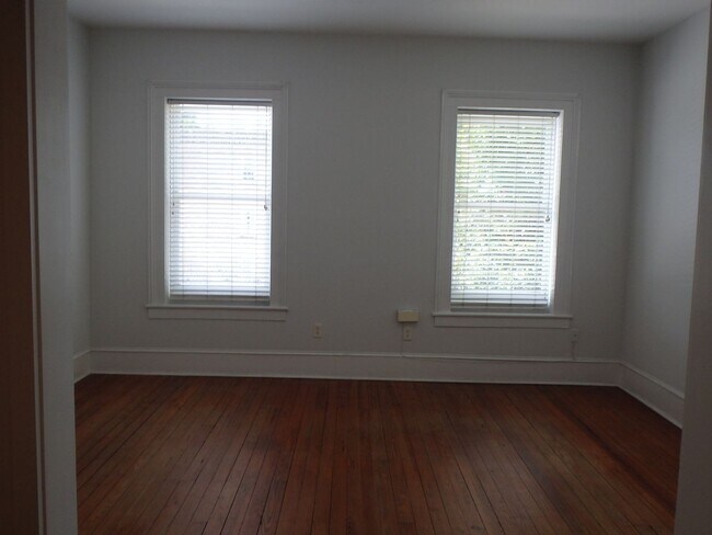 Building Photo - Two Bedroom Townhome Close to Forsyth Park