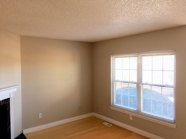 Building Photo - 8084 Lexington Park Dr