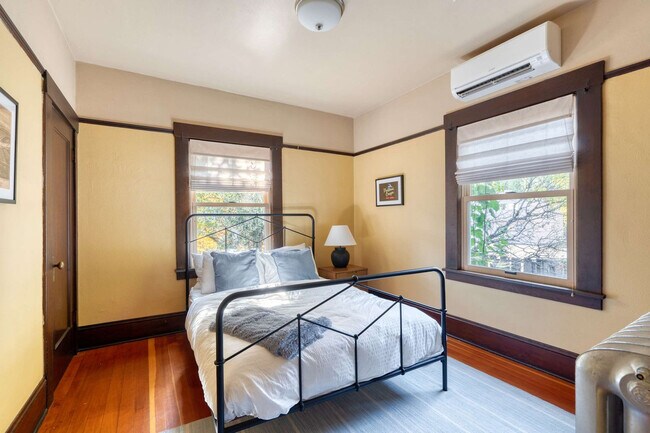 Building Photo - 2034 NE Flanders St