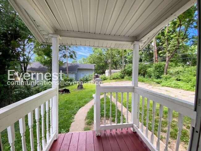 Building Photo - Cozy 2beds - 1bath Home with Off-Street Parking  / Available Now!