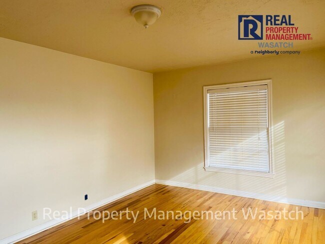 Building Photo - SUPER CUTE SINGLE FAMILY HOME IN MILLCREEK!!!