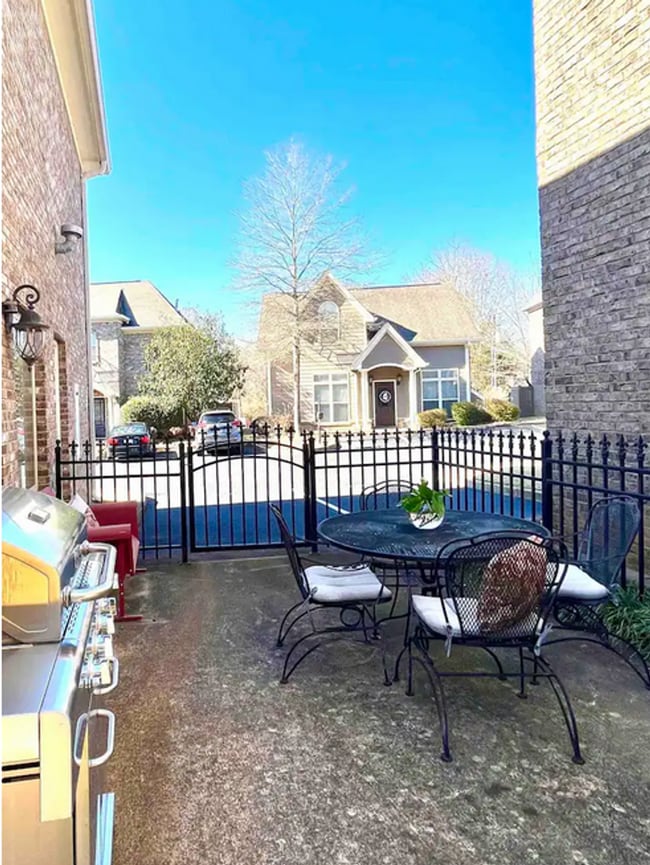 Building Photo - 3 bed/3 bath Furnished/Unfurnished