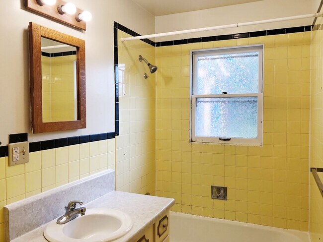 Building Photo - 417 E Hillside Dr