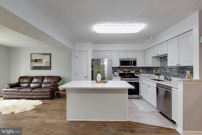 Building Photo - 8893 Papillon Dr