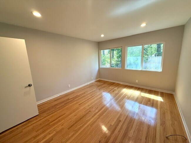 Building Photo - La Cañada Schools-  Family Home - Natural Hardwood, 2 car attached garage, Central A/C, New Appli...