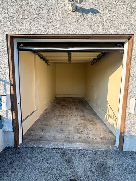 Building Photo - 1337 W 55th St