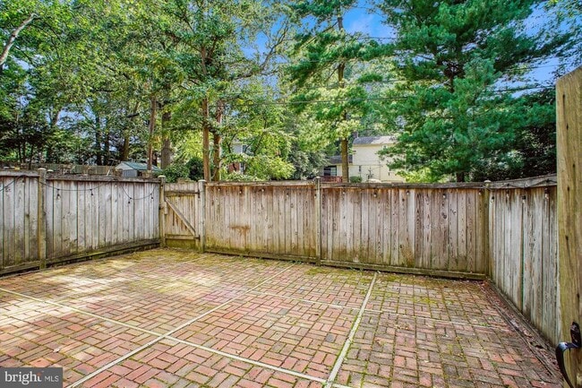 Building Photo - 450 W Glebe Rd