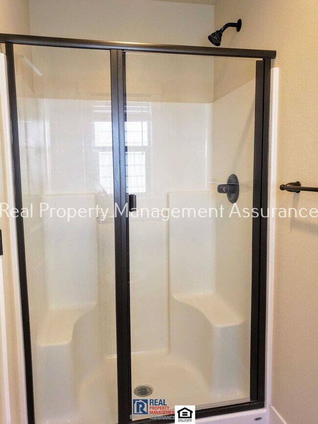 Building Photo - Charming 4 Bedroom!! Move In Ready!