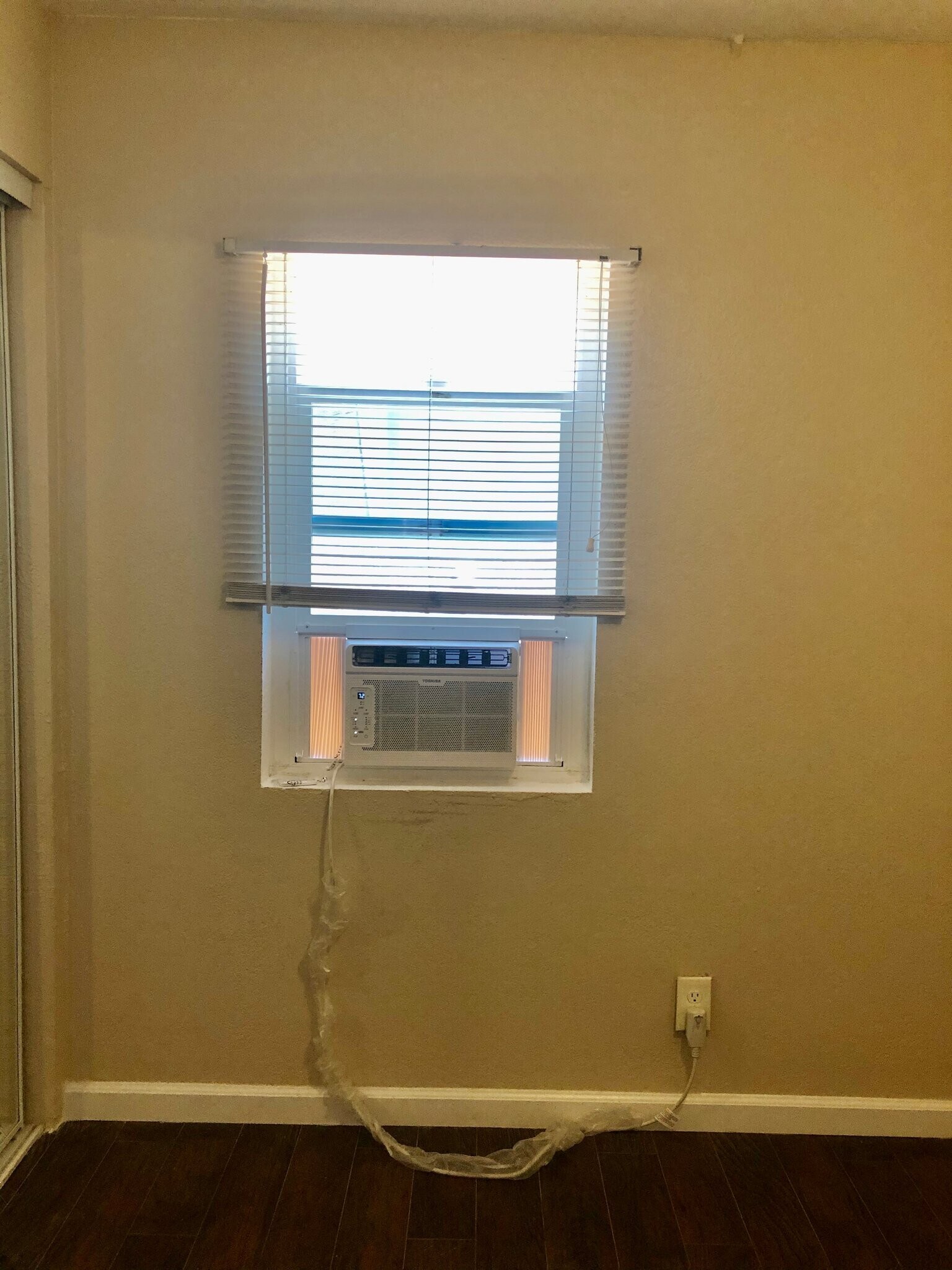 Building Photo - 606 W 4th Ave