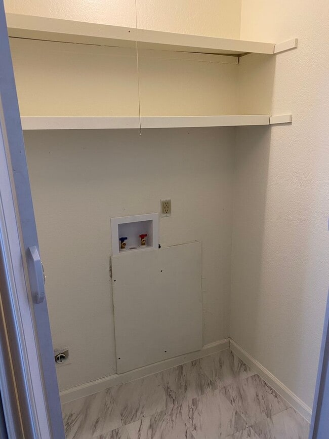 Building Photo - 2 Bed 1 Bath 1 Car Garage Duplex in Centra...