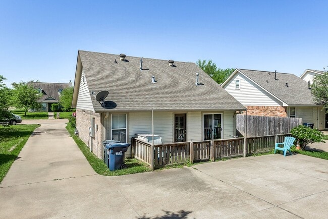 Building Photo - SUBLEASE AVAILABLE IMMEDIATELY THROUGH JUL...