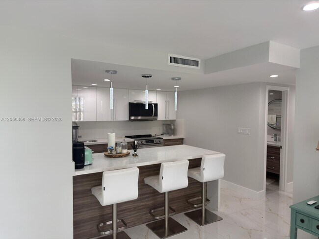 Building Photo - 1800 Collins Ave