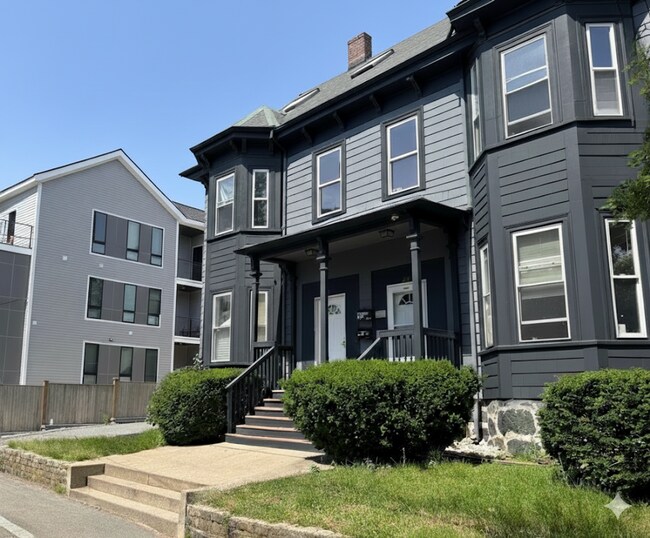 Building Photo - HOLY SMOKES!!  8 BED/3.5 BATH TOWNHOUSE IN ALLSTON