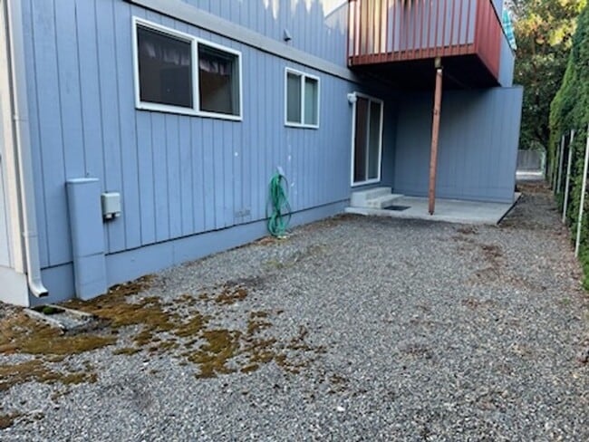 Building Photo - University Place Ground Floor Apartment Ho...