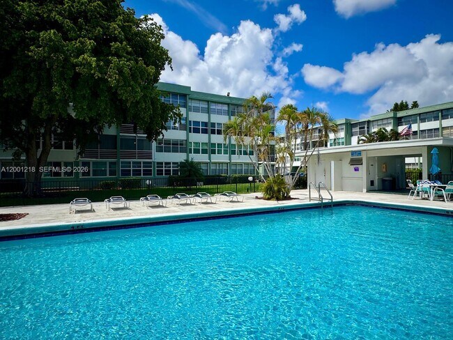 Building Photo - 2741 Taft St