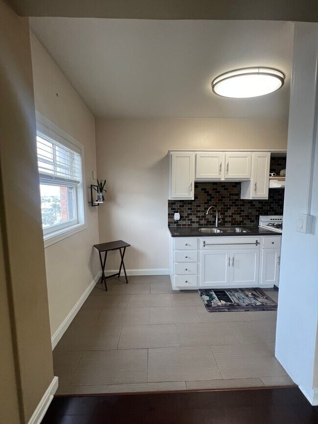 Building Photo - Historical 1922 Art Deco Building - 5th Floor Studio, 1 Bath, All Utilities Included