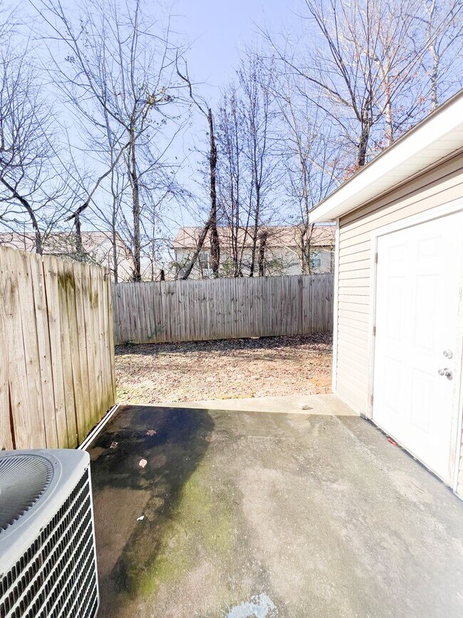 Building Photo - 2 Bedroom 1.5 Bath Townhome