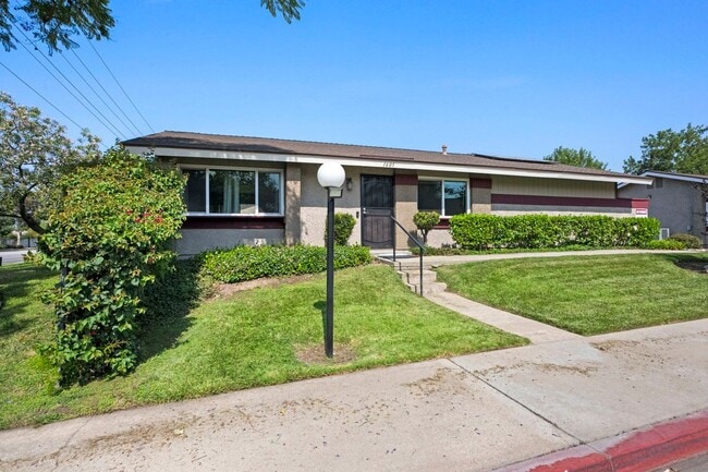 Building Photo - 1605 Carmel Cir E