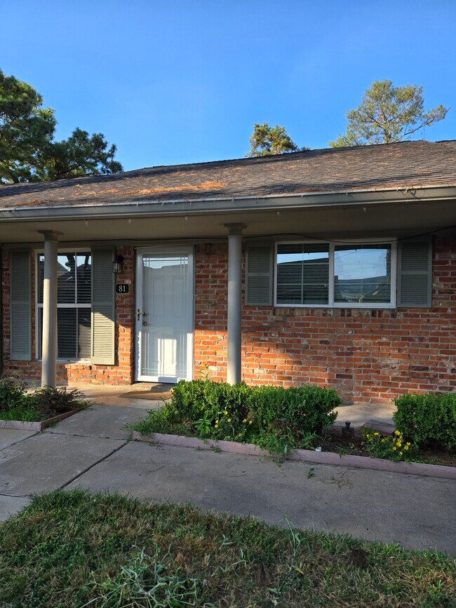 Building Photo - 81 E Tri Oaks Ln