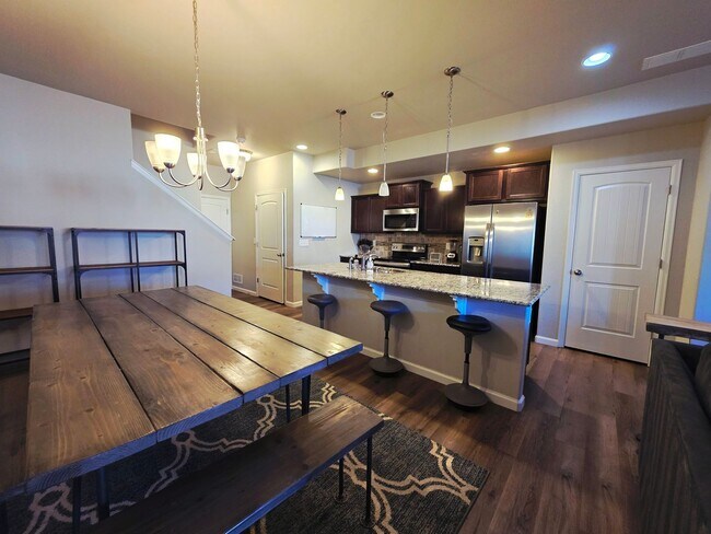 Building Photo - Charming 3 bedroom Townhome
