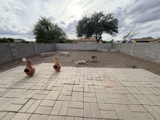 Building Photo - Convenient Location Three bedroom 2.5 baths 2 car garage