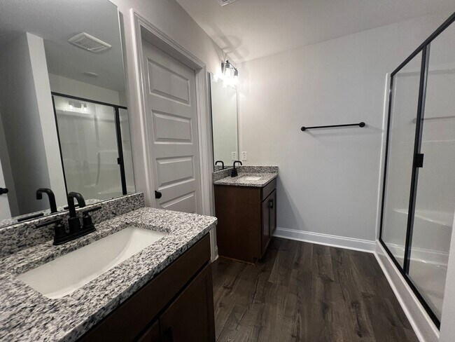 Building Photo - MOVE IN READY -3 Bed, 2.5 Bath 1 car garag...