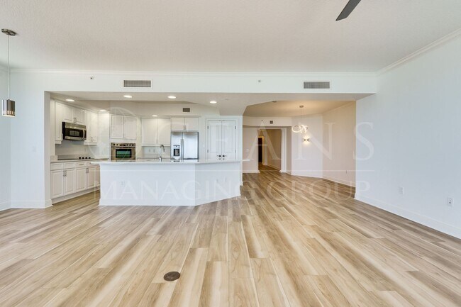 Building Photo - Breathtaking 3 Bedroom Daytona Beach Shore...