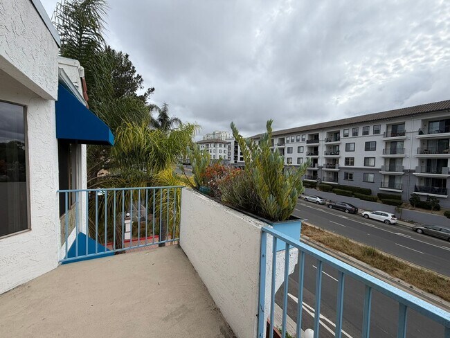 Building Photo - Light-Filled 1 Bed / 1 Bath Condo in UTC, San Diego – Skylights & Balcony