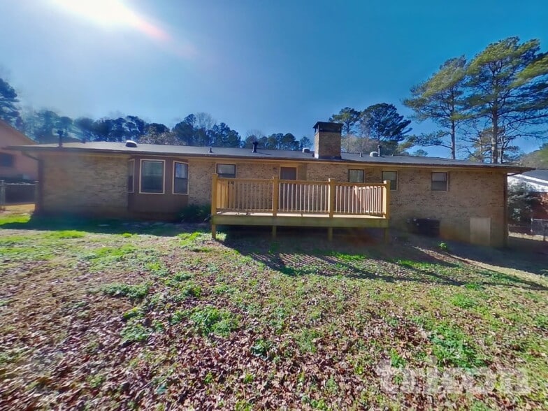 Building Photo - 430 Beaumont Dr SW