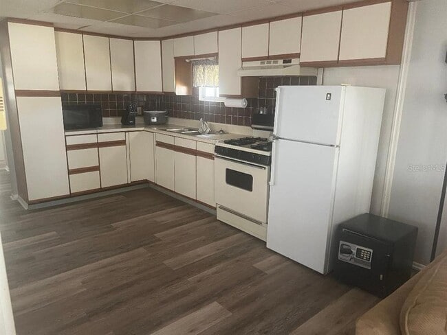 Building Photo - 1949 Hess Dr