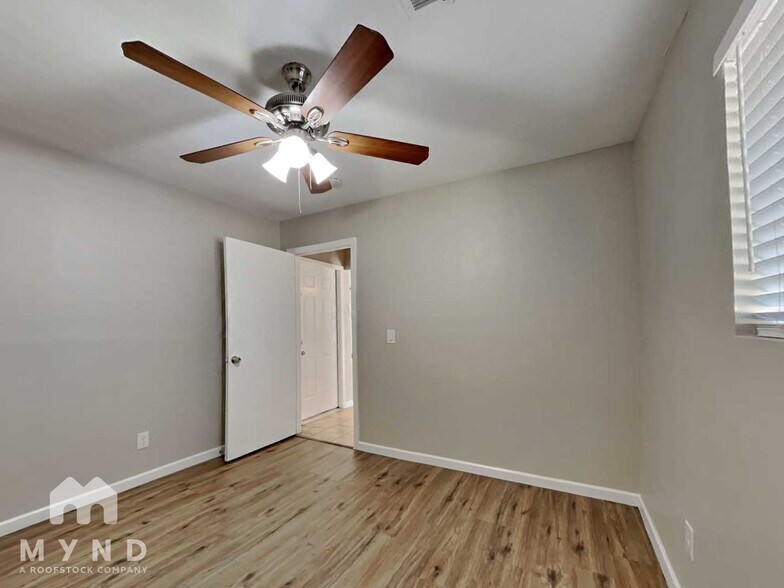 Building Photo - 8336 N 105th Ln