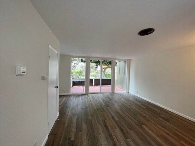 Building Photo - SHORECREST4112-4116