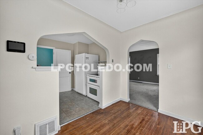 Building Photo - 3540 Bellevue Rd