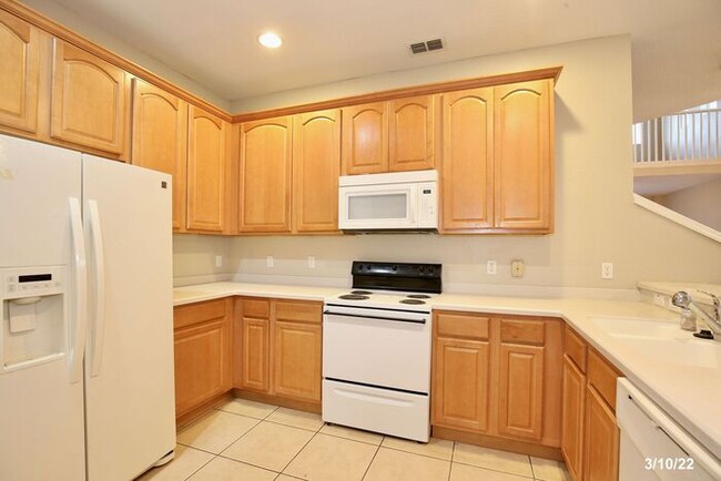 Building Photo - Spacious 2/3.5 Corner Unit Townhome with a...