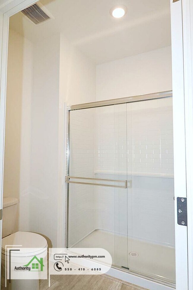 Building Photo - 2141 Hilltop Dr