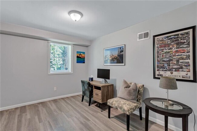 Building Photo - 2418 Bollingbrook Dr SW