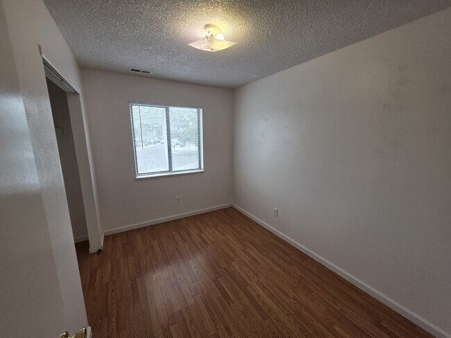 Building Photo - 987 Iowa Ave