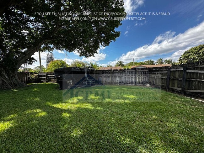 Building Photo - The perfect corner House with 3 beds 2 bat...