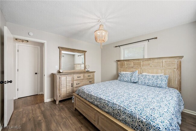 Building Photo - 27610 Roslin Dr