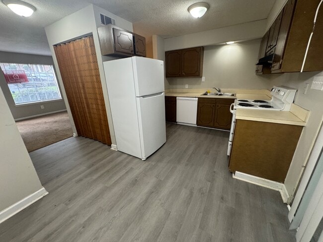 Building Photo - 802 British Wood Dr SW