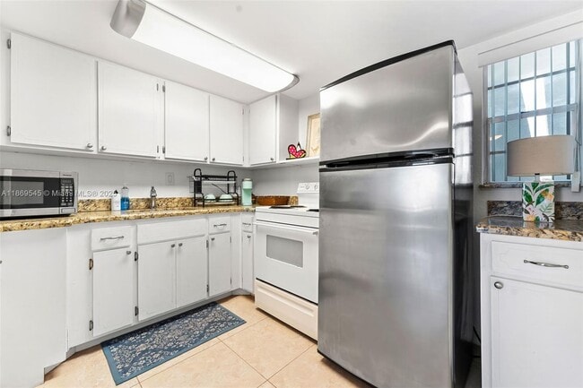 Building Photo - 2508 Bay Dr