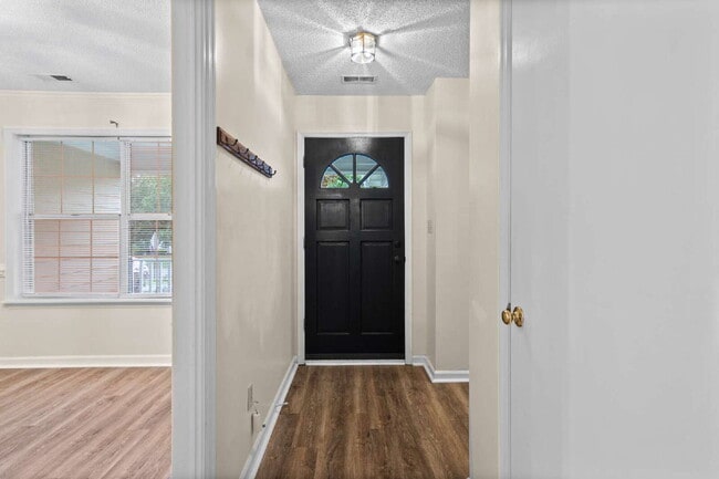 Building Photo - Spacious 4-Bedroom Home in a Prime Locatio...