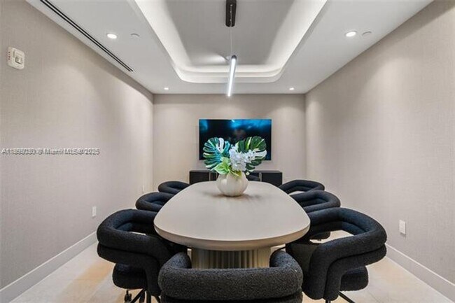 Building Photo - 700 NE 24th St