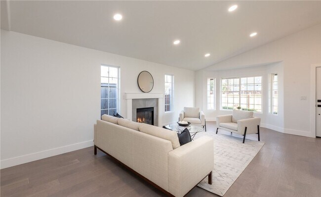 Building Photo - Contemporary rambler in Kent Station!