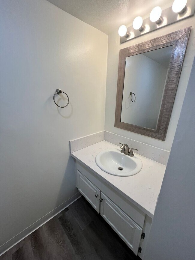 Building Photo - For Rent: 3 Bed, 2.5 Bath Townhome in Univ...