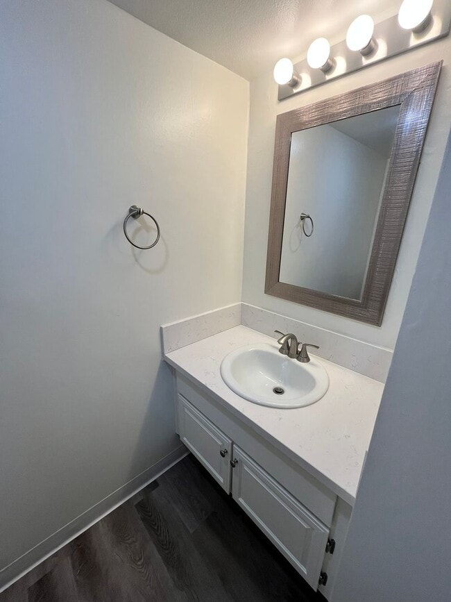 Building Photo - For Rent: 3 Bed, 2.5 Bath Townhome in University City